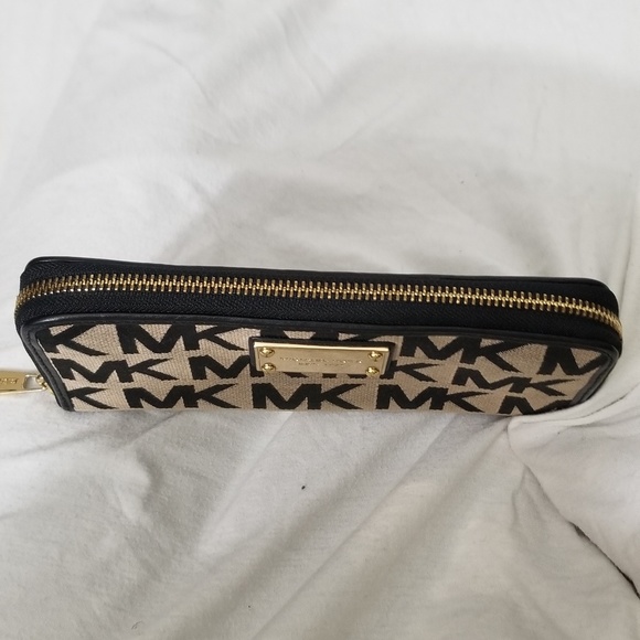 Michael Kors Clutch/Wallet - Picture 4 of 8